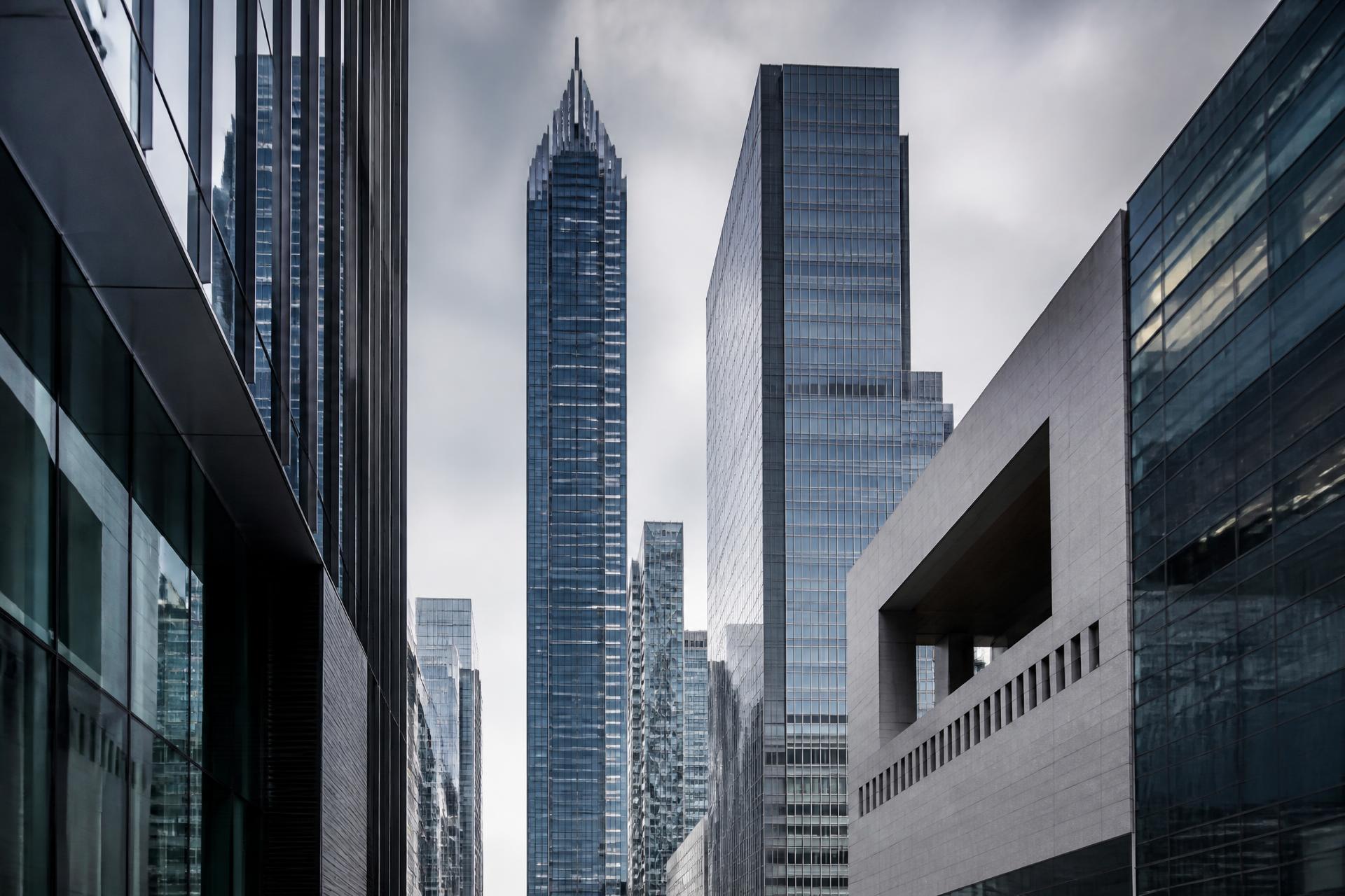 Tours de bureaux contemporaines en verre et acier du quartier d’affaires de Dubaï
